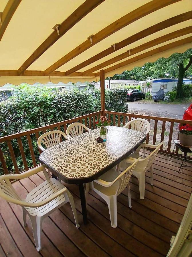 Camping pour 7 personnes, avec terrasse ainsi que jardin et piscine