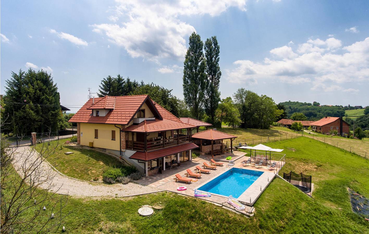 Holiday home for 10 people with hot tub in Medimurje