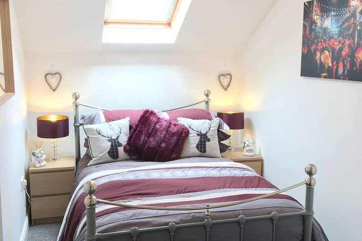 The Green, Portrush. Deluxe holiday home, 8 beds 12 guests 5 bedrooms. in Portrush, County Londonderry