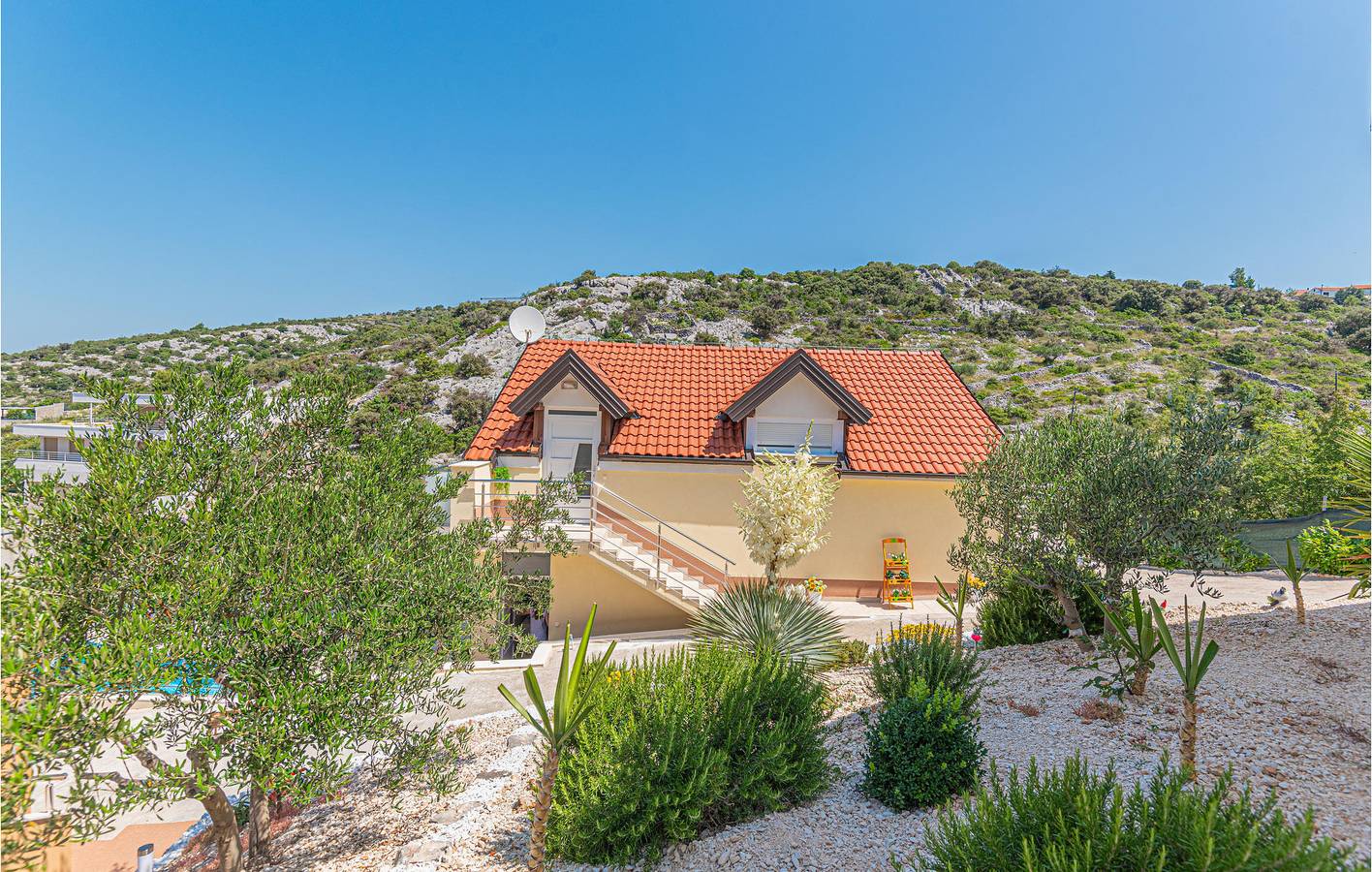 Gemütliche 2-Zimmer-Wohnung mit Pool, Terrasse und 1,5 km Entfernung zum Strand in Razanj, Šibenik-Knin