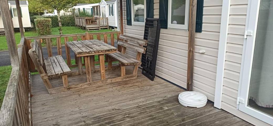 Location de vacances pour 6 personnes, avec terrasse ainsi que jardin et piscine à Trogues - 2