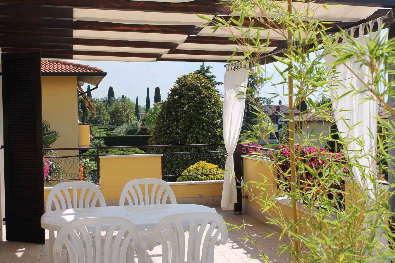 Appartement de vacances entier, Appartement de vacances avec balcon et piscine  in Lazise, Montagnes autour du lac de Garde