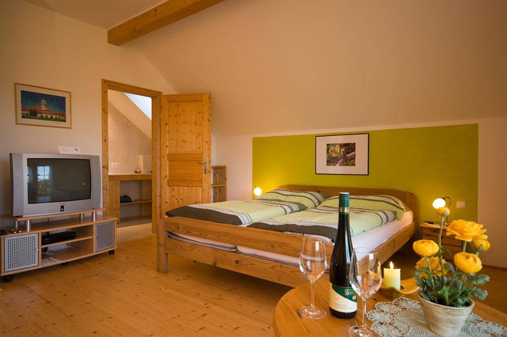 Entire apartment, Asbacher Klosterkeller, Familie Stradinger - Doppelzimmer (21qm) im Erdgeschoss in Gemeinde Stratzing, Bezirk Krems an der Donau-Land