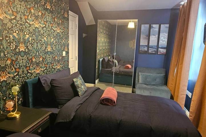 Ganze Wohnung, Stay Zen Apartments- luxury central parking garden in Woking, Surrey