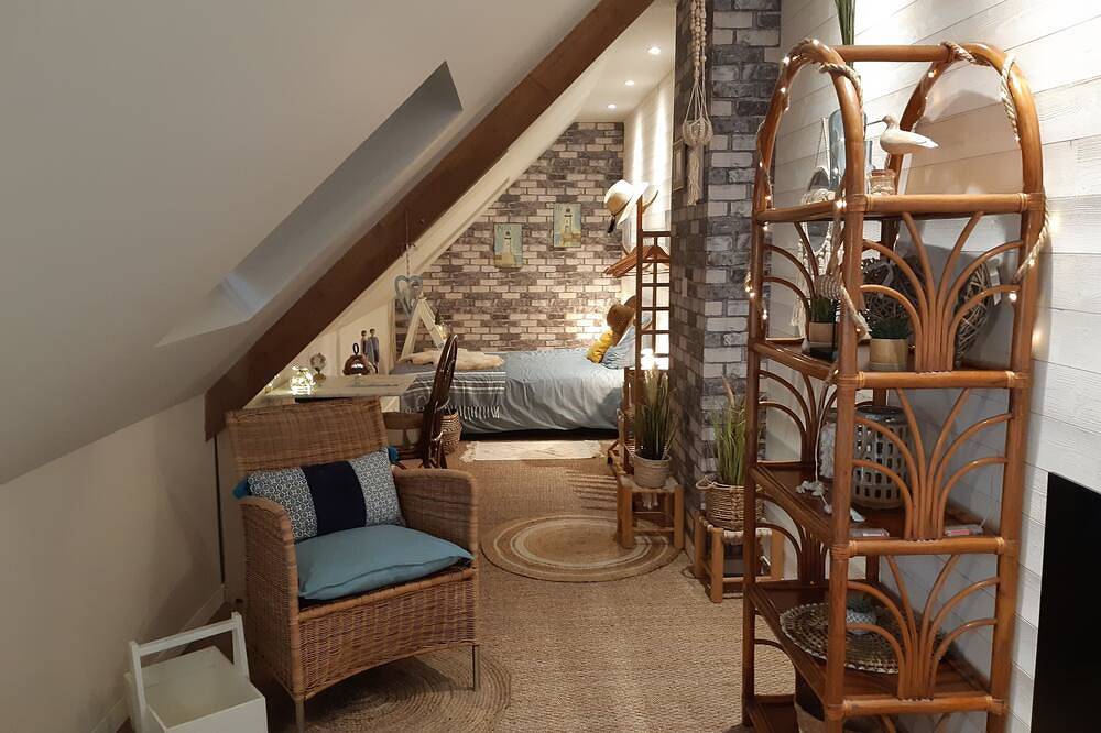 Entire apartment, \"La Mer Bohème\", 1 bed, 2 pers, free secure parking with badge, 8 mn from the beach in Le Portel, Boulogne-sur-Mer region