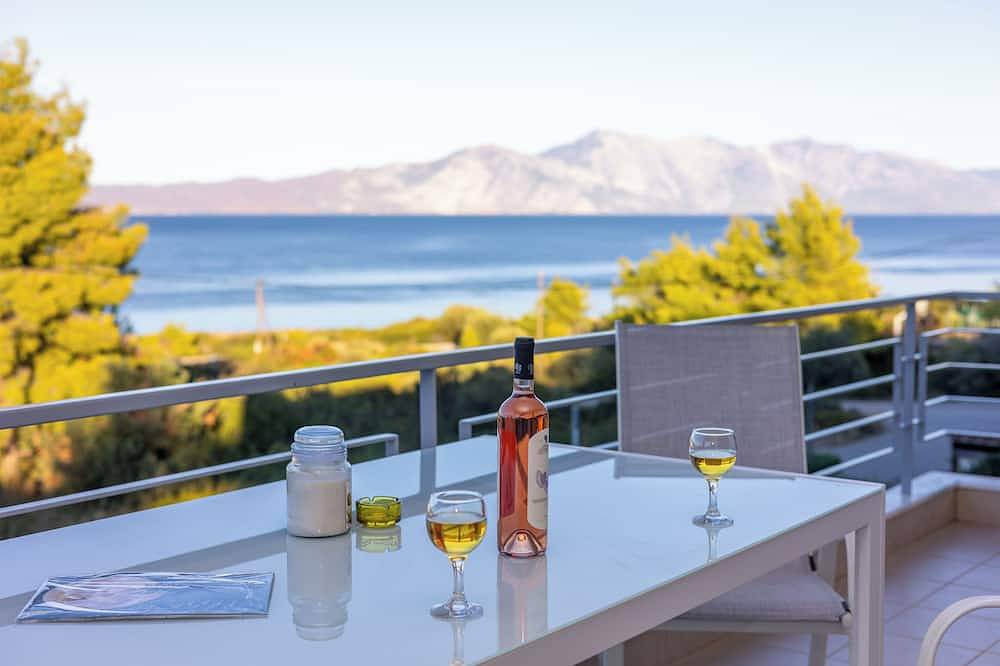 Ganze Wohnung, Elegant Seaview Retreat Near Athens for a Tranquil Greek Coastal Escape in Theologos, Fthiotida