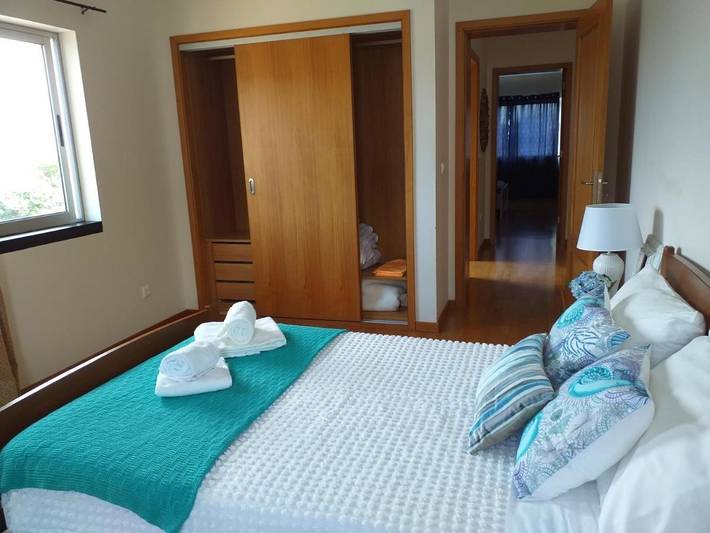 Gîte pour 6 personnes, avec terrasse ainsi que piscine et vue dans Água de Alto - 3