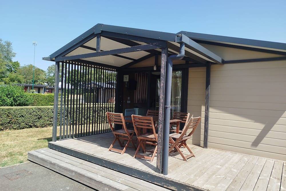 Chalet Morea, in a small campsite close to shops in Évron, Mayenne (desambiguación)