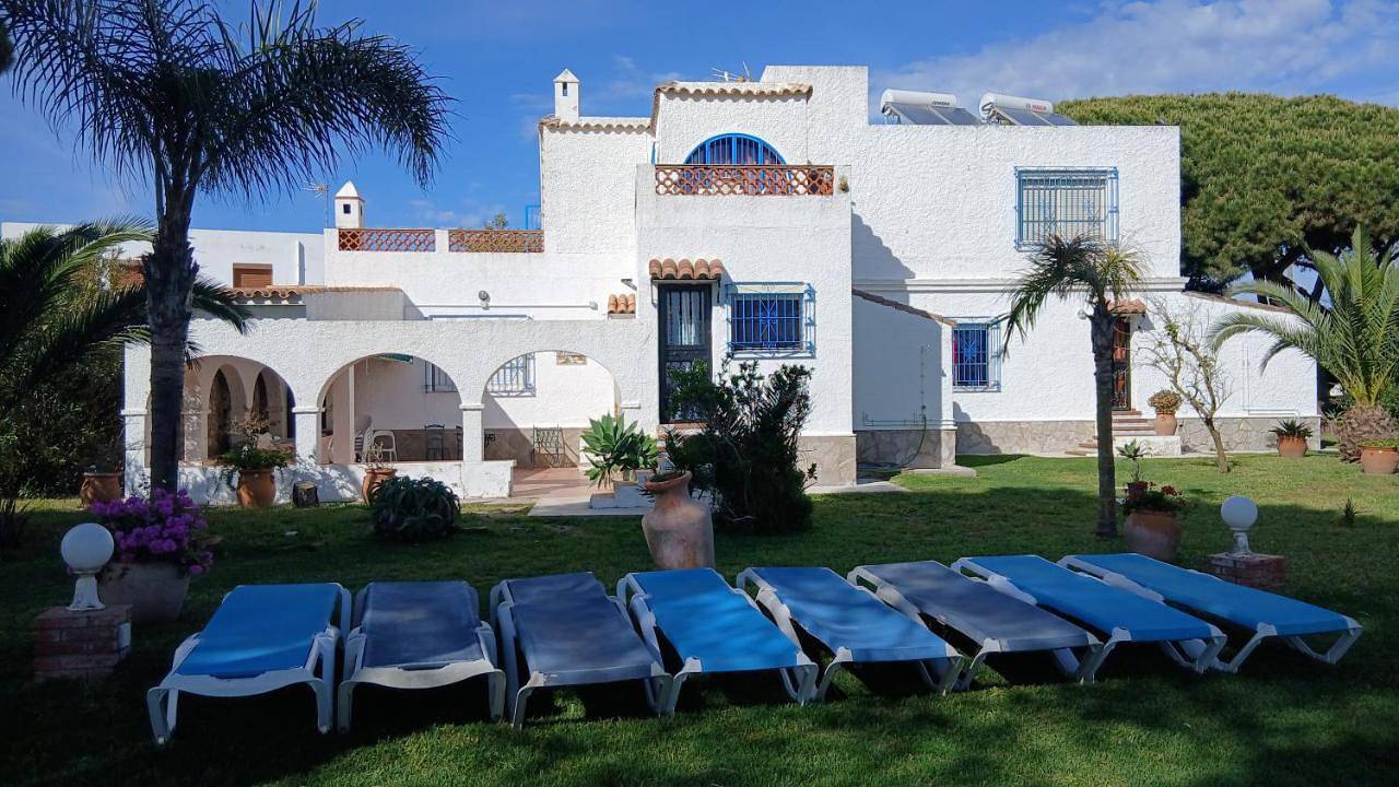Finca Malyma with 2 villas and 1 apartment, beach front 10,000m2 botanic garden in Playa del Faro de Trafalgar, Barbate