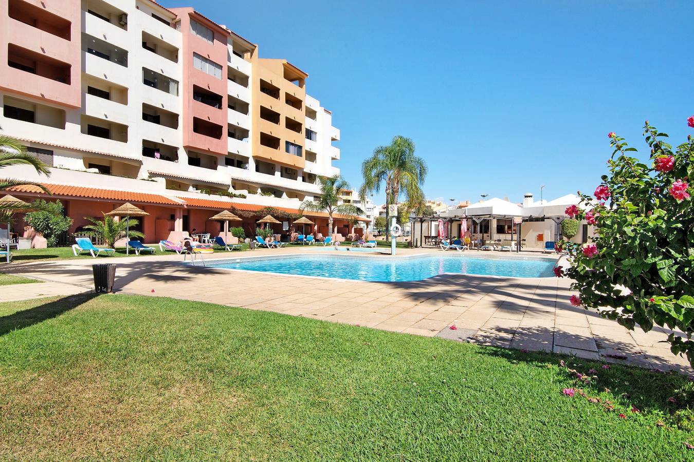 Entire studio, Studio "Belavista House" with Private Terrace, Shared Pool & Wi-Fi in Albufeira, Faro District