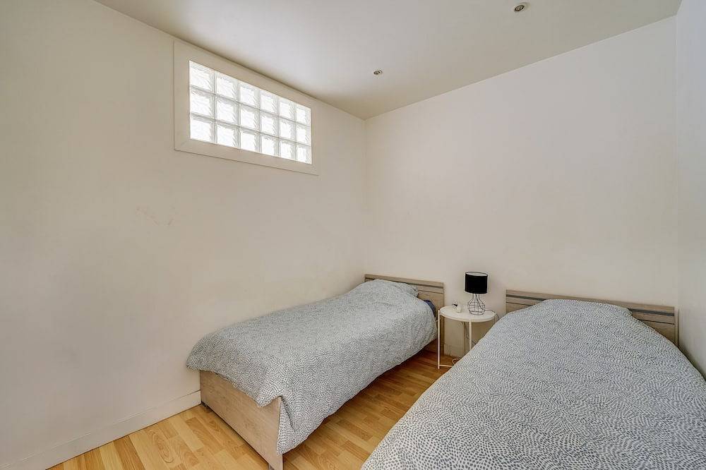 Ideal location: Serge Gainsbourg metro station at the foot of the building. in Les Lilas, Sena-Saint Denis