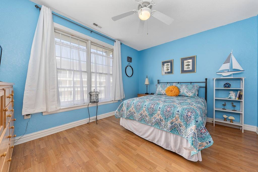 Ganze Wohnung, Ocean View Condo in an Oceanfront Property with Balcony, Wifi & Shared Pool/Gym in Sandbridge Beach, Sandbridge