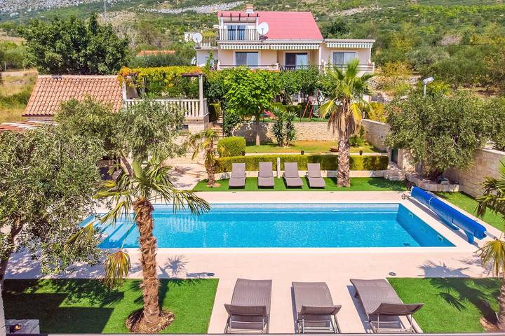Ferienhaus für 14 Personen, mit Balkon/Terrasse und Meerblick sowie Garten in Kastel Gomilica