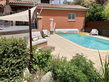 Gîte pour 3 personnes, avec terrasse ainsi que piscine et jardin à Millau