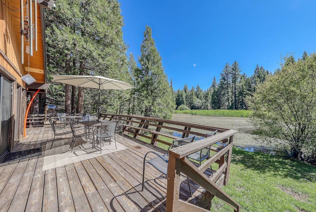 Hundefreundliches, am Strand gelegenes Wochenende mit Kamin und möblierter Terrasse - nahe am See in Shaver Lake, Kings Canyon Nationalpark