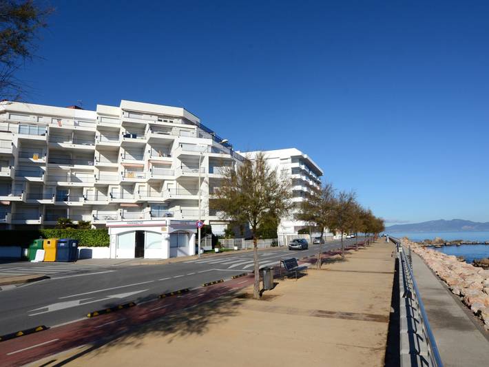 Ganze Wohnung, Geräumige Ferienwohnung in L'Escala für 6 Personen mit Gemeinschaftspool, nahe Strand und Supermarkt in l'Escala, Oberampurien