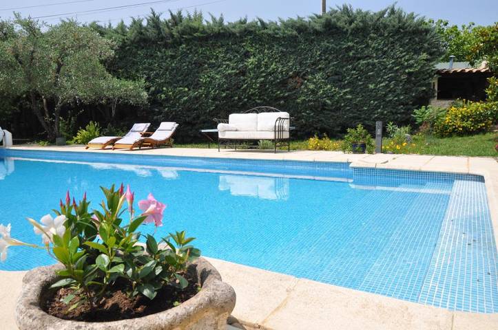 Gîte pour 2 personnes, avec terrasse et piscine ainsi que jardin et vue à Issirac - 3