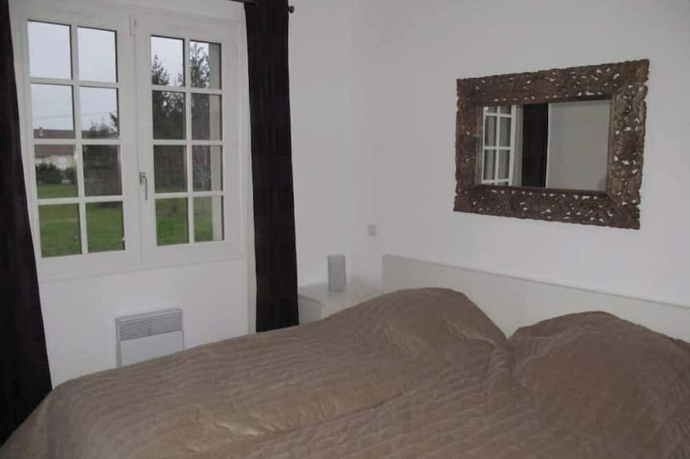 House with private pool on a property with fishing ponds and tennis court in Fontaines-en-Sologne, Sologne