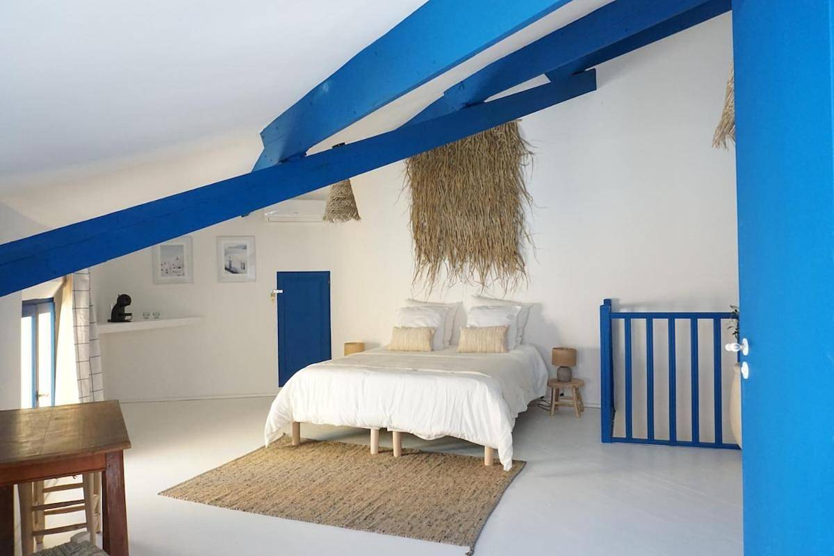 Appartement entier, Casaïa - Santorin - Chambre avec salle de bain privée in Hyeres, Parc national de Port-Cros