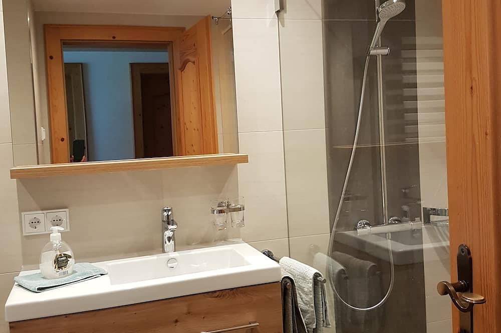 Ganze Wohnung, Gemütliche, komfortable Ferienwohnung in ruhiger Lage mit Blick auf die Berge in Höfen, Außerfern