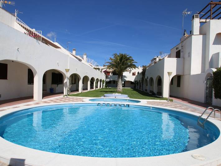 Apartamento para 6 personas, con piscina además de jardín y terraza, Se admiten mascotas en Parque de Montroig