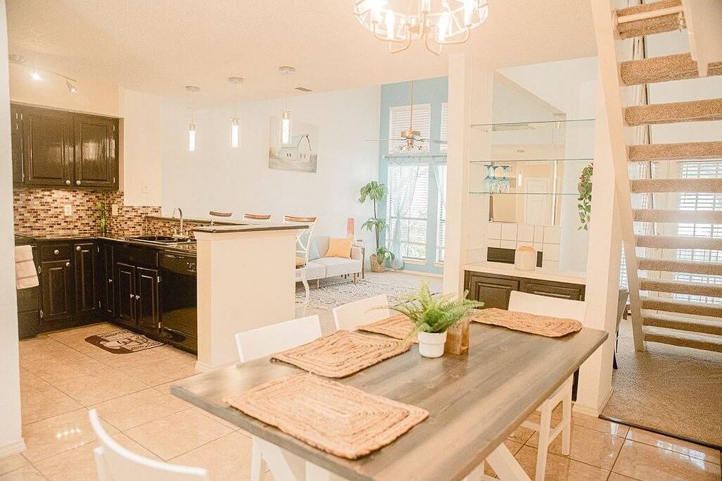 Ganze Wohnung, 2 bd /1 b condo &fireplace. 10 min to Dfw airport in Irving, Dallas County