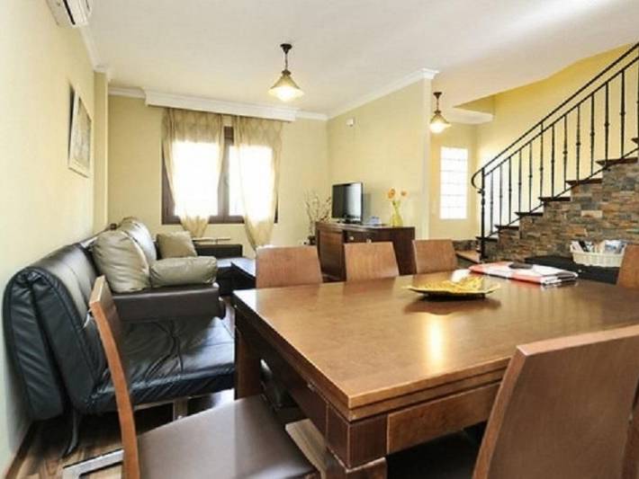 Casa de vacaciones para 8 personas, con balcón además de piscina y jardín en Vega de Granada