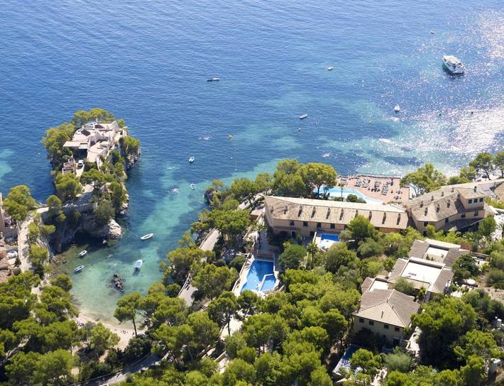 Hotel, mit Balkon und Whirlpool sowie Terrasse und Garten in Cala Fornells