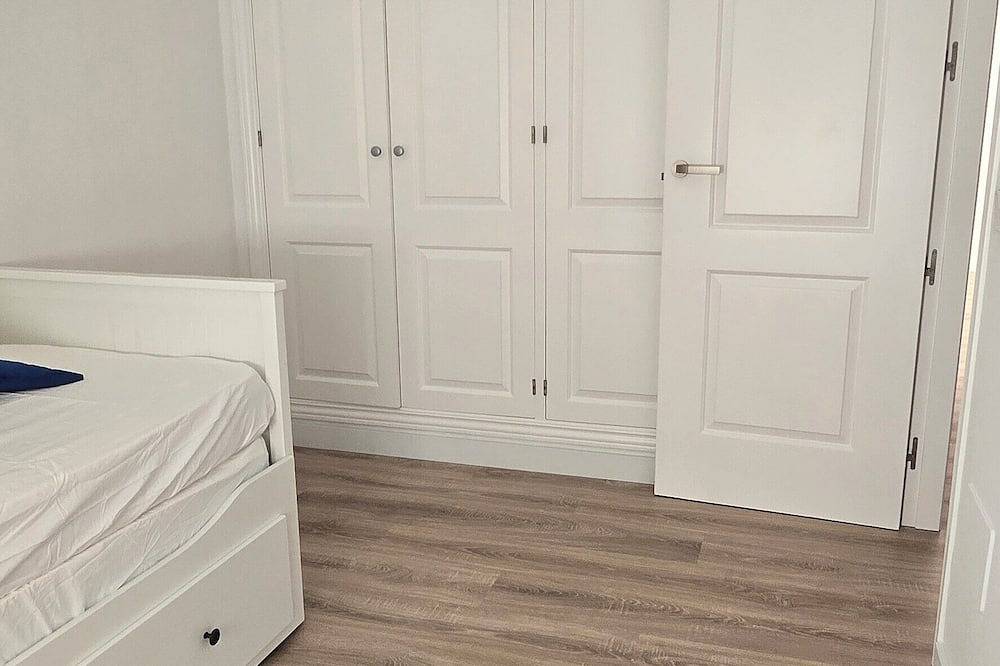 Entire apartment, Chic 2-bedroom apartment with Wifi, Ac in awesome Aguadulce in Roquetas de Mar, Costa de Almería