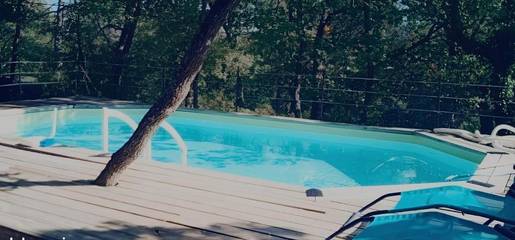 Gîte pour 4 personnes, avec terrasse ainsi que piscine et vue, animaux acceptés à Rians