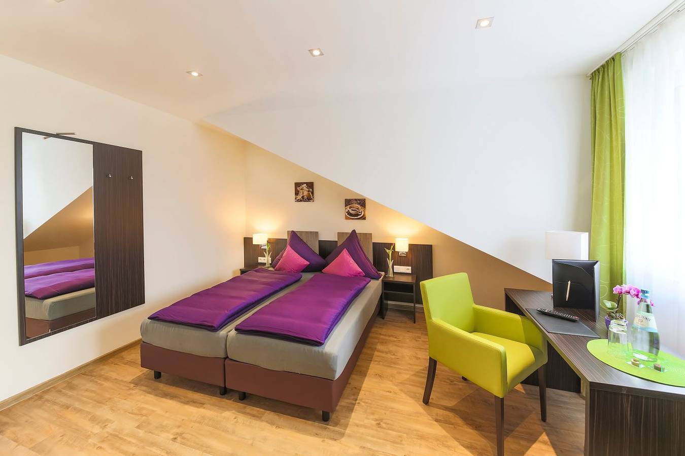 Gästehaus Stock - Zimmer "Kaffeesäckle" liegt nach hinten zum Garten. in Friedrichshafen, Region Bodensee-Oberschwaben