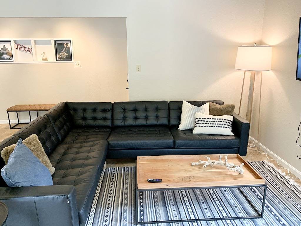 Relaxing Creekside Luxury Retreat w/ Private Pool + Hot Tub in Dessau TX, Pflugerville