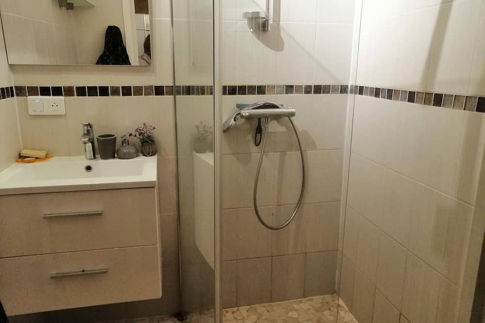 Chambre lumineuse et reposante dans un cadre idyllique  vacanciers  etudiants .. in Dommartin, Lyon et ses environs