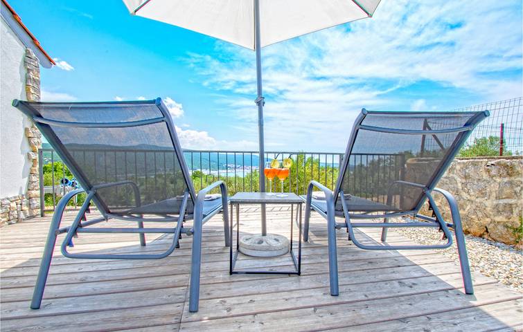 Moderno apartamento de 2 dormitorios con piscina, a 600 m de la playa y con excelentes servicios in Krk Ciudad, Krk (isla)