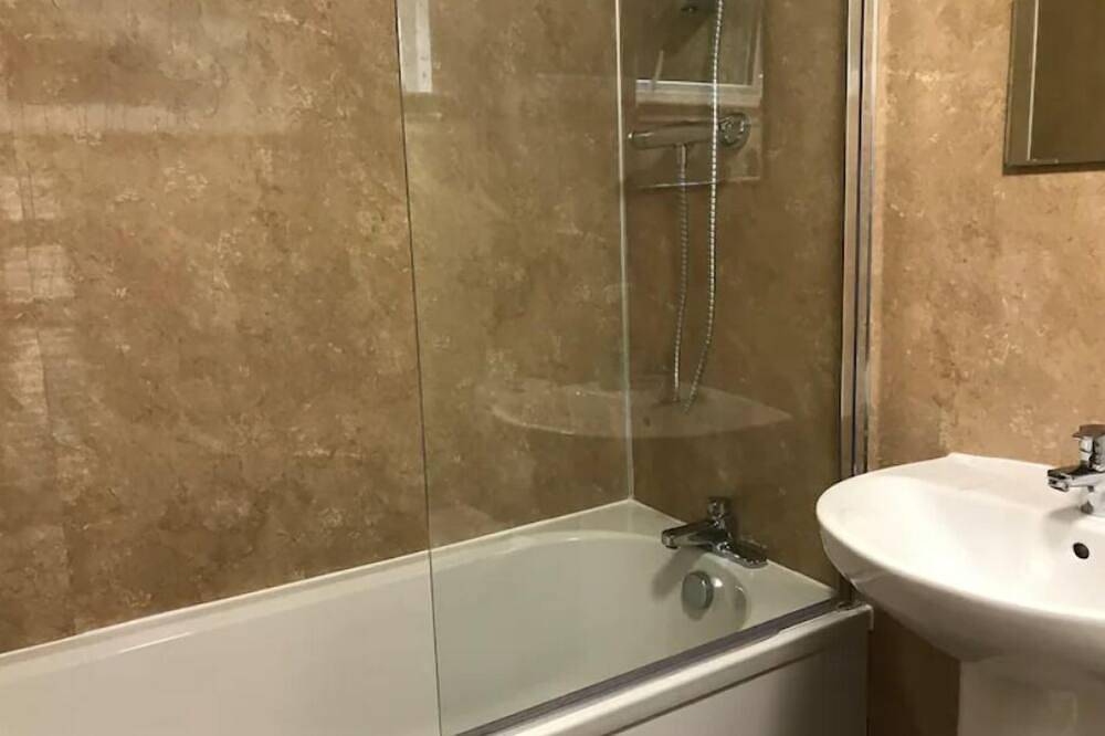 Entire apartment, Appin, Beautiful Lochside Apartment with Balcony in Fort William, Highlands