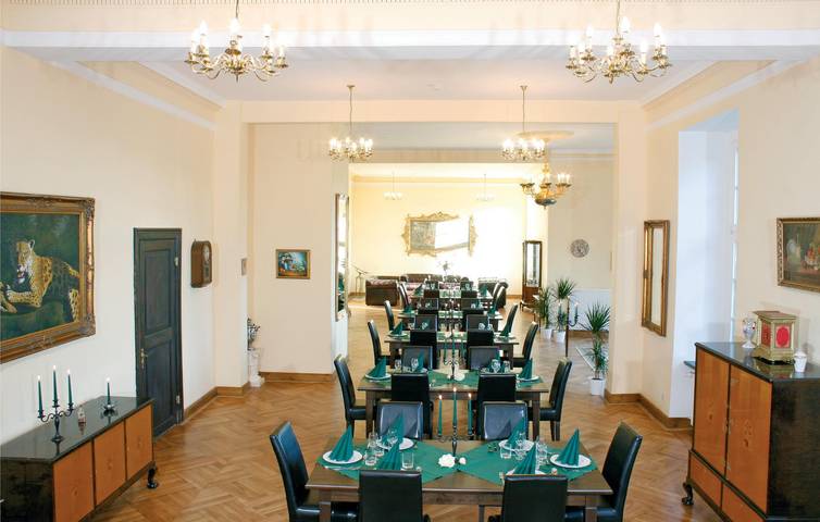 Urbane Oase: 1500qm Wohnung mit Sauna & Terrasse, 200m zum Uckerland Center in Uckerland, Uckermark