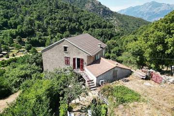 Location de vacances pour 2 personnes, avec jardin à Santa-Lucia-di-Mercurio