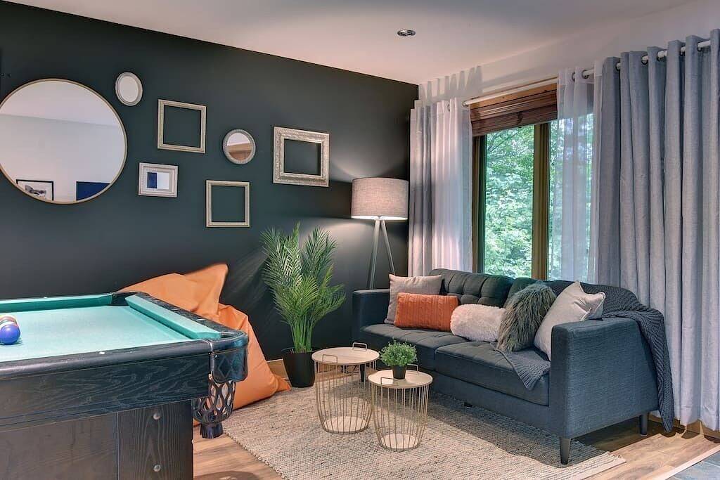 Log Cabin w Hot Tub, Beach 10m, near Tremblant in Labelle, Québec