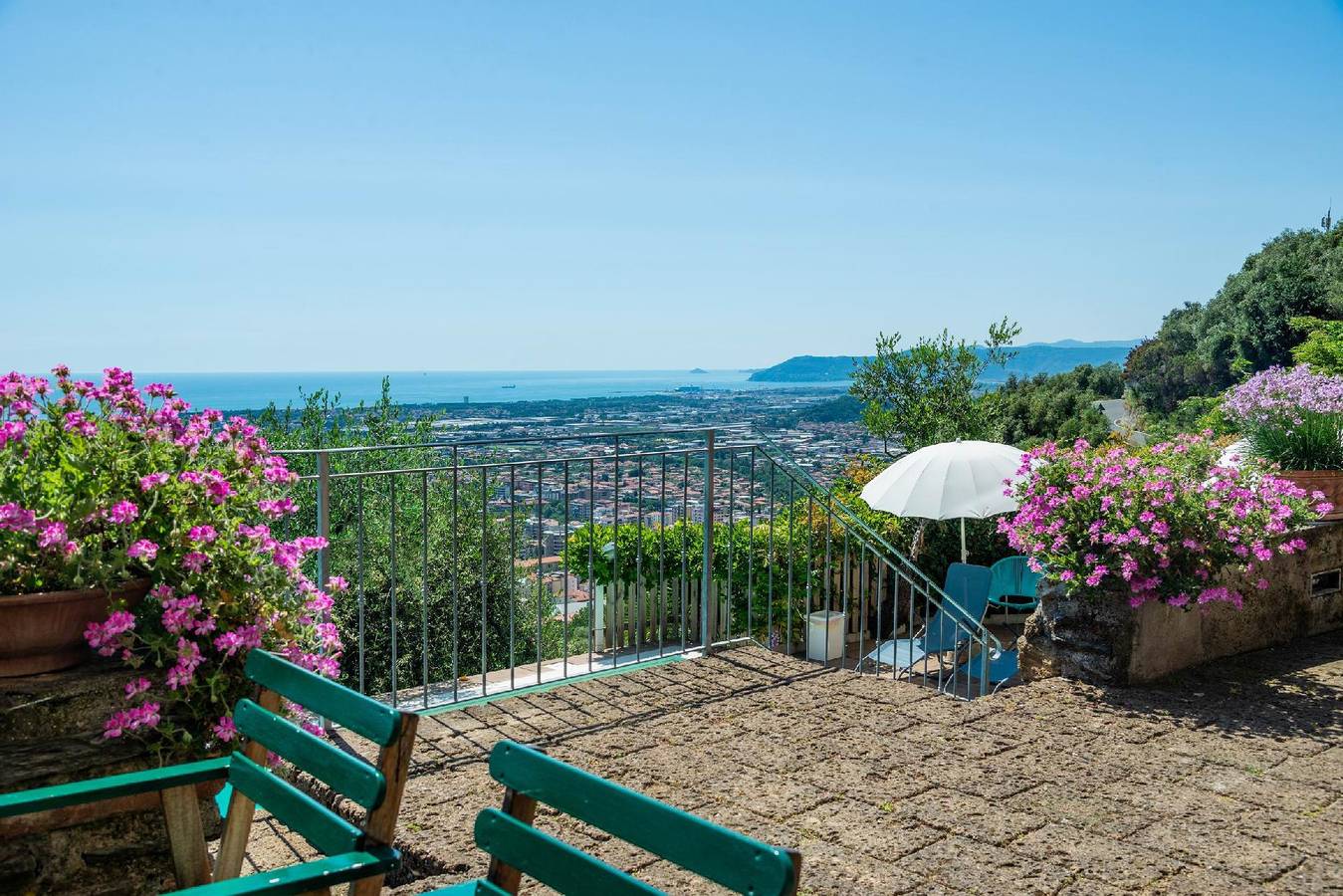 Geheel vakantieappartement, Seventh Heaven' flat with shared pool in Massa, Italiaanse Rivièra