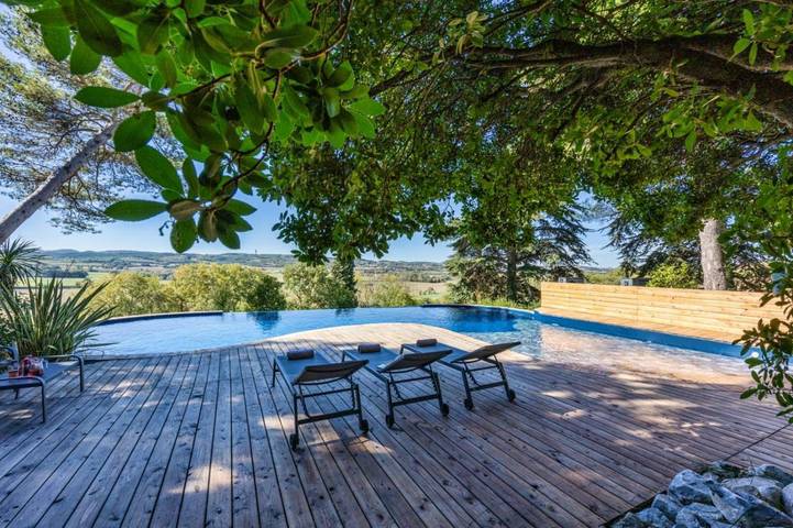 Location de vacances pour 6 personnes, avec jardin et jacuzzi ainsi que terrasse et piscine à Mas-Saintes-Puelles