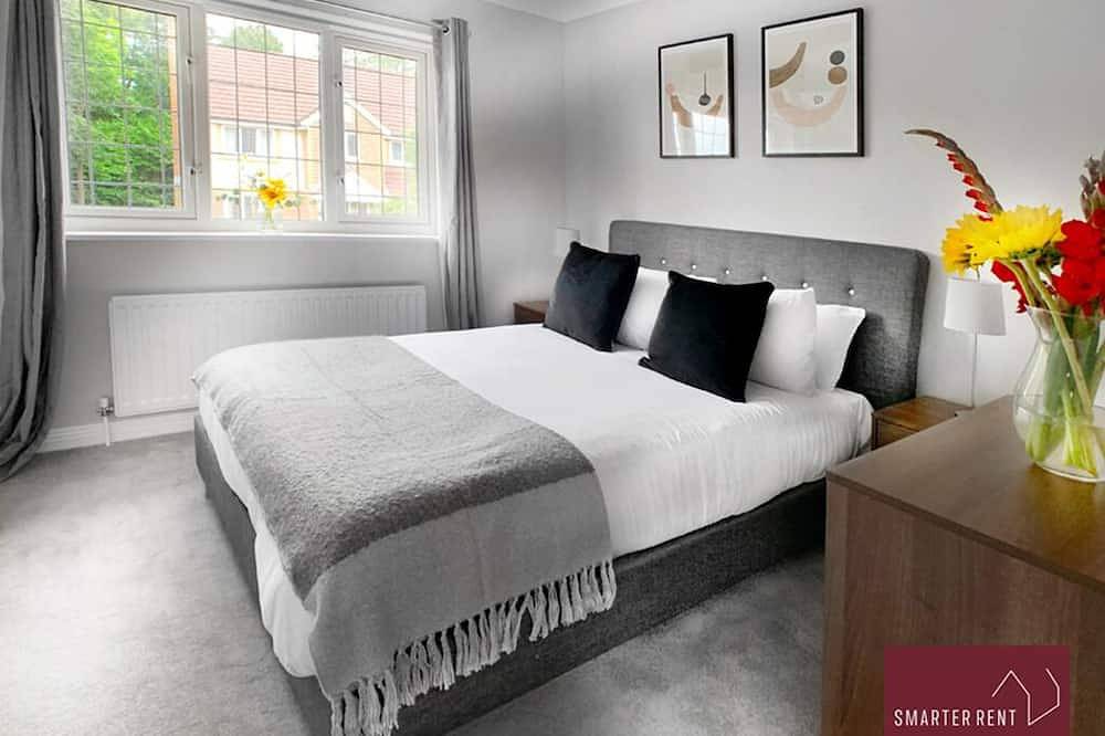 Entire apartment, Woking, 2 Bedroom House, Parking & Garden in Woking, Surrey