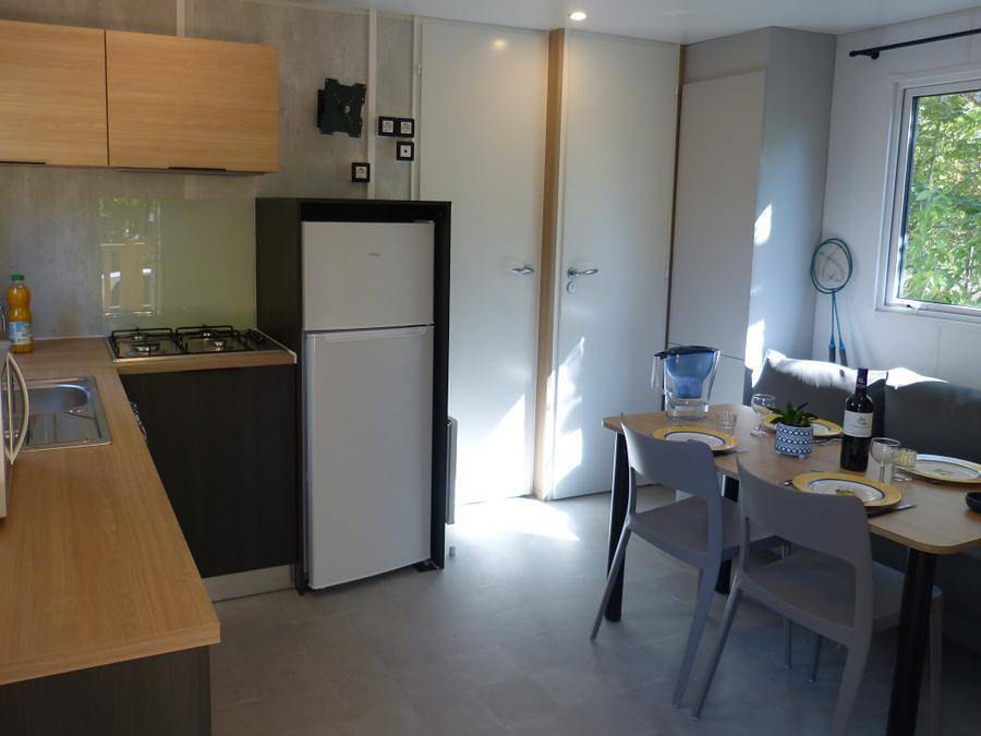 Camping Le Clos de La Lère - Mobilheim 4 personen - Mobilheim 26m² klimatisiert - 2 Schlafzimmer + überdachte Terrasse 20m² in Cayriech, Tarn-et-Garonne