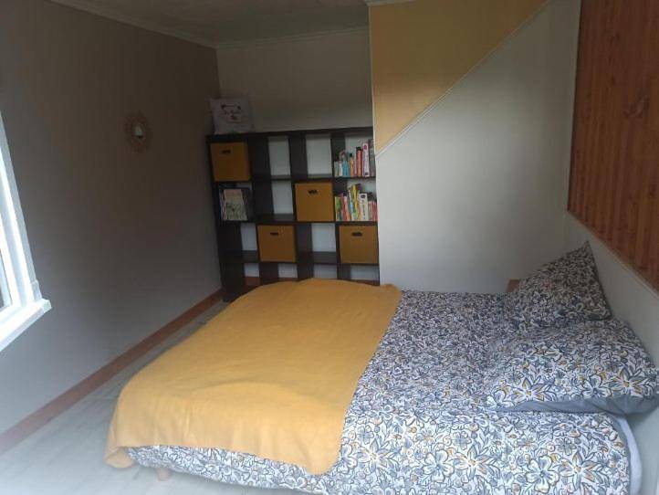 Two-Bedroom House in Saint-Georges-du-Vièvre, Région de Bernay