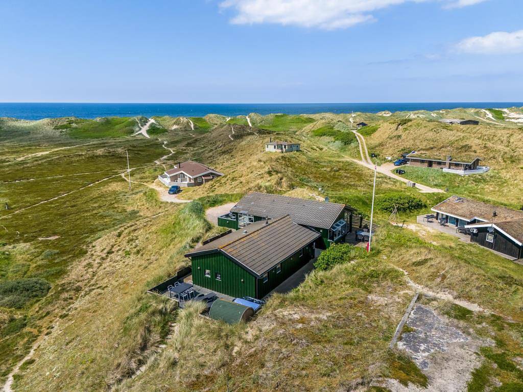 Schönes Ferienhaus mit Außen-Whirlpool und Außensauna, hoch oben gelegen mit einer einzigartigen Aussicht in Houvig in Ringkøbing, Holmsland Klit