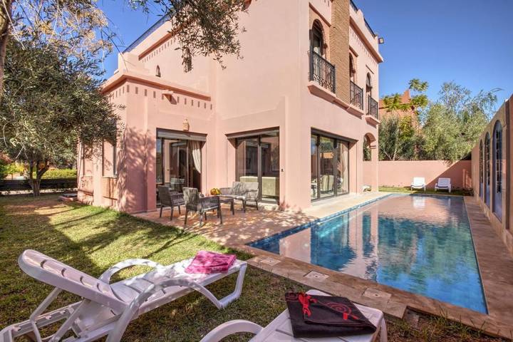 Villa pour 8 personnes, avec terrasse et piscine ainsi que vue et jardin à Marrakech