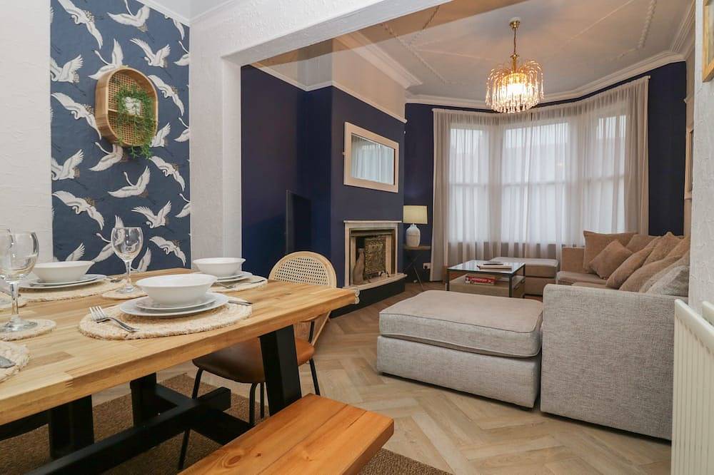 West End Bay, pet friendly, character holiday cottage in Morecambe in Morecambe, Lancashire