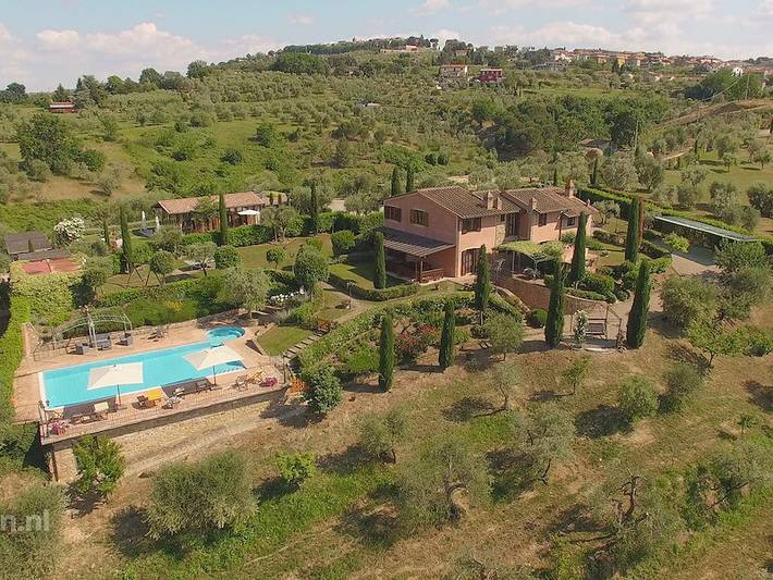 Location de vacances pour 16 personnes, avec Balcon/Terrasse et Terrasse ainsi que Jardin et Piscine à Montaione