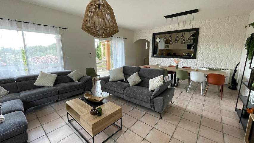 Location de vacances pour 12 personnes, avec Balcon et Terrasse ainsi que Piscine et Vue à Palaja