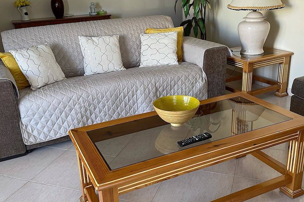 Entire apartment, Al 1957 1-bedr. apartment in gated community with swimming pool. in Alvor, Faro District