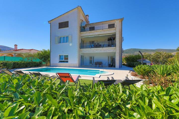 Villa für 10 Personen, mit Garten und Pool in Trogir
